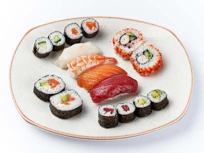 SUSHI VARIADO 16