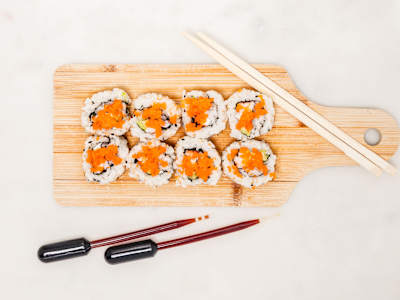 Uramaki 03 Surimi Aguacate Philadelphia Huevas y Sésamo