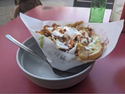Pita kebab con 2 falafel dentro y carne