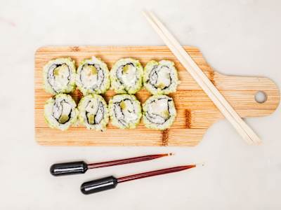 Uramaki 10 Pez mantequilla Daikon Salsa wasabi y Crunch
