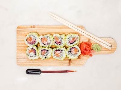 Uramaki 12 Salmón Cebolla roja Salsa wasabi y Crunch