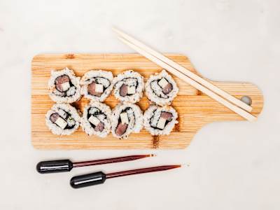 Uramaki 16 Atún Queso y Sésamo
