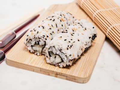 Uramaki 09 Pez mantequilla Pepino Sunomono y Sésamo
