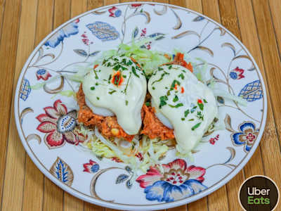 DOS HUEVOS RELLENOS DE ATUN.