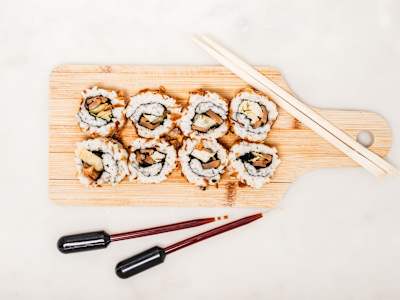 Uramaki 02 Shiitake Alcachofa y Cebolla frita