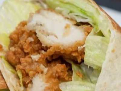 Pita kebab de pollo empanizado con patatas dentro