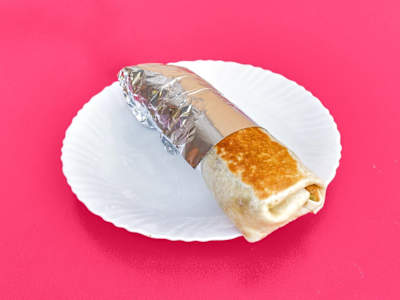 Durum seekh kebab de pollo con patatas fritas dentro