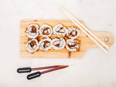 Uramaki 07 Solomillo Salsa de ciruela y Cebolla frita