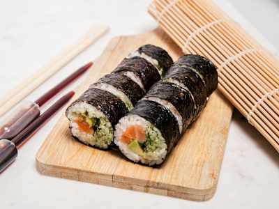 Maki 11 Salmón Aguacate y Salsa cilantro