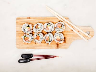 Uramaki 11 B Salmón Philadelphia Aguacate y Cebolla frita