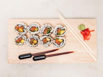 Uramaki 13 Salmón Mango Wakame Salsa sésamo y Sésamo