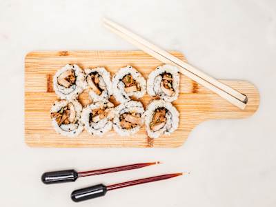 Uramaki 06 Pollo Shiitake Pipas Alioli y y Sésamo