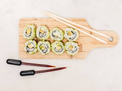 Uramaki 01 Aguacate Puerros Salsa wasabi y Crunch