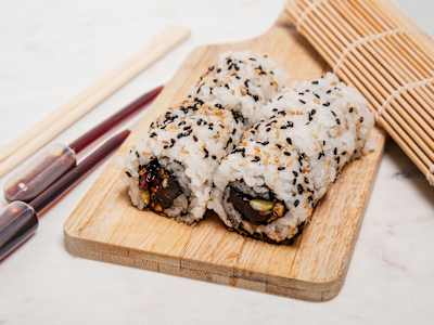 Uramaki 14 Atún Pipas Salsa sésamo y Sésamo