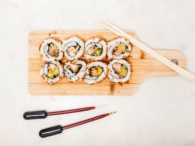 Uramaki 05 Pollo Mango Zanahoria Salsa yakitori y Cebolla frita