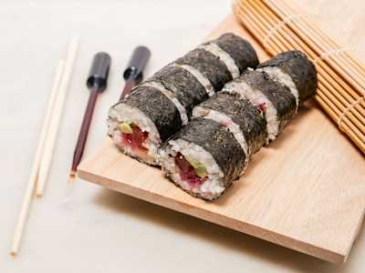 Maki 16 Atún Aguacate y Cebola roja