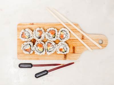 Uramaki 11 Salmón Philadelphia Aguacate y Sésamo