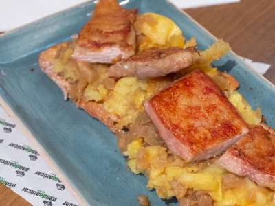 Tosta Secreto Cebolla y Jamon Serrano