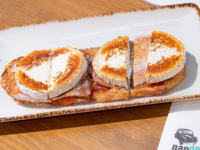 Tosta Lomo Queso Cabra Mermelada Tomate
