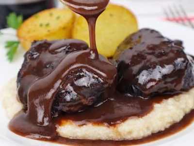 Carrillada para comer con cuchara, puré y salsita