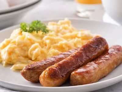 Salchichas frescas con Huevos revueltos y Ensaladita