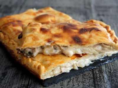 Media Empanada de Pollo con bechamel y champis