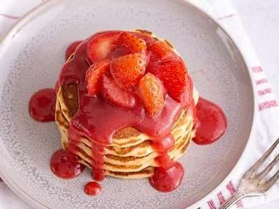 KETO-rtitas de Avena con Salsa de fresas y queso crema
