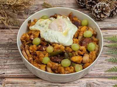 Combo don Quijote: Pollo al ajillo con Guarnición y Migas manchegas con huevo frito (Para 2 personas)
