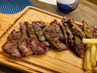 Secreto de cerdo Parrillero, con puré y ensalada