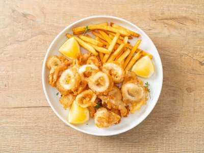 Chipirones a la andaluza con patatas fritas