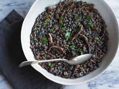 Arroz meloso a la marinera con tinta de calamar
