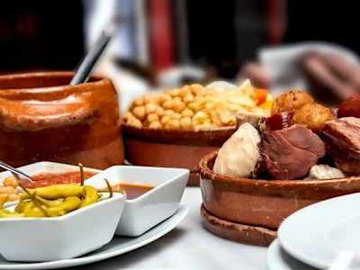 Combo los Madriles: Croquetas caseras y Cocido Madrileño Monumental (Para 2 personas)