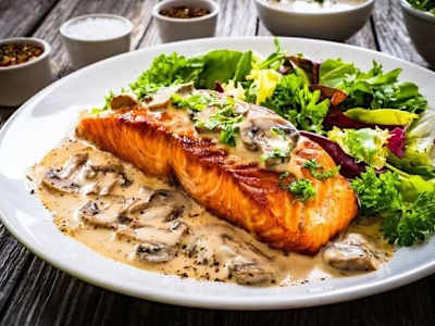 Salmón al horno con crema de champiñones y verduritas