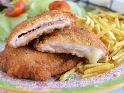 Librito de Pollo relleno de jamón y queso, con patatas y ensalada