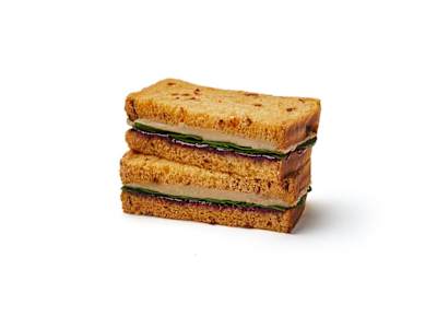 Sandwich de mousse de pato y pollo con mermelada de arándanos