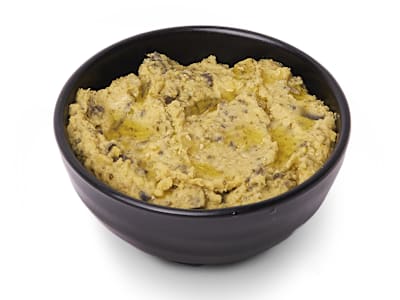 Hummus de pesto y aceitunas negras