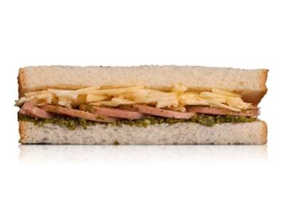 Sándwich de mortadela, pesto y queso