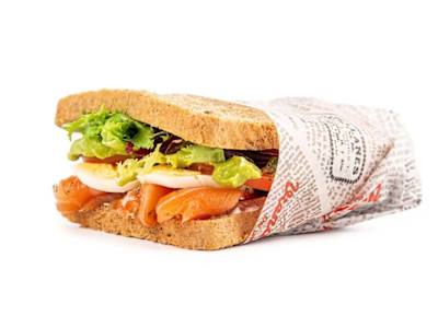 Sandwichaco de salmón, huevo y mézclum