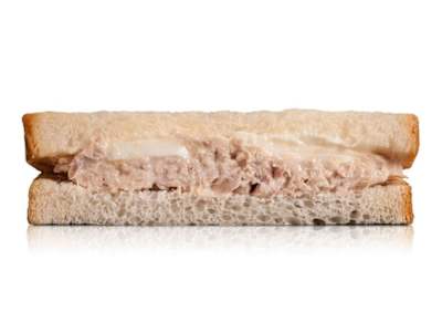 Sándwich de atún con huevo