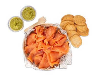 Rueda de salmón ahumado y guacamole con tostas (200g)