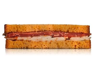 Sándwich de tomate, jamón serrano y queso