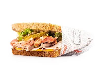 Sandwichaco de Pastrami con bacon y queso