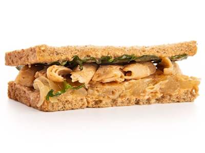 Sándwich bocados vegetales con cebolla caramelizada