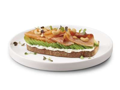 Tostada de salmón ahumado y  Philadelphia