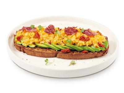 Tostada de aguacate, huevo revuelto y paleta ibérica