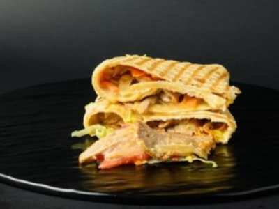 Piadina con Porchetta, Cipolla Caramellata e Tabasco