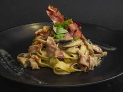 Fettuccine Funghi e Speck