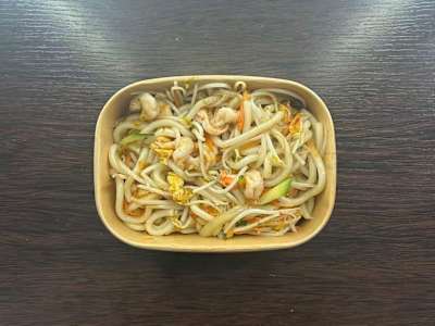 Udon Saltata con Gamberetti e Verdura Mista