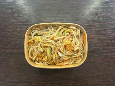 Udon Saltata con Pollo e Verdura Mista