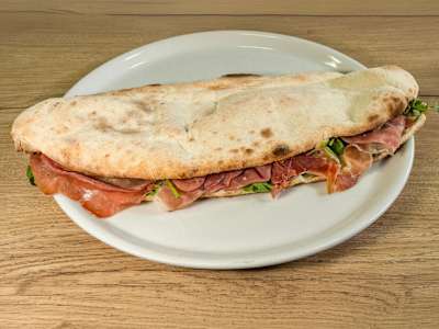 Panino con Mozzarella, Squacquerone, Prosciutto Crudo e Rucola